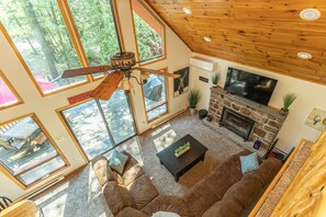 Smart TV, chimenea, videojuegos, libros