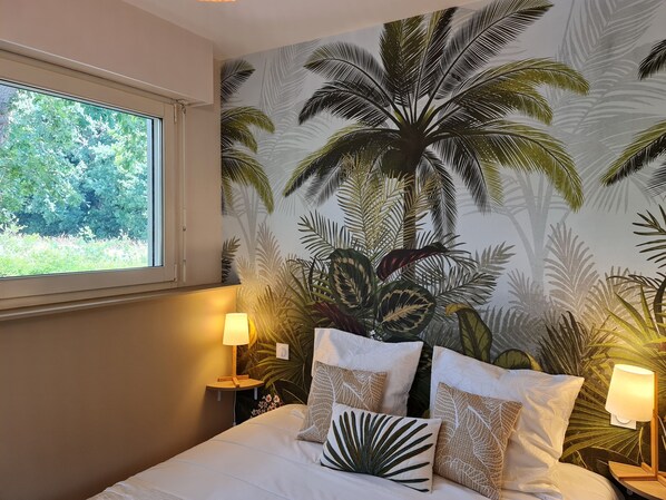 2 chambres, bureau, fer et planche à repasser, lit parapluie