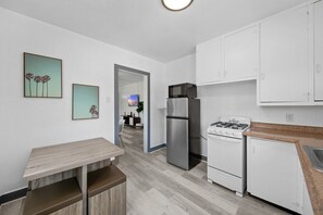 Refrigerador, microondas, horno y parrilla de estufa 