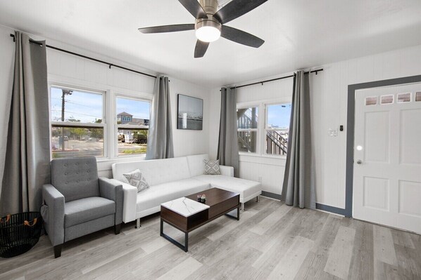 Televisión y oficina 