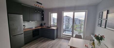 Fridge, oven, dishwasher, coffee/tea maker