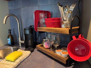 Coffee/tea maker, toaster, dining table - Few blocks  from the best uptown shops and restaurants (St. Augustine)