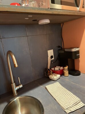 Cafetière/bouilloire, grille-pain, tables à manger
