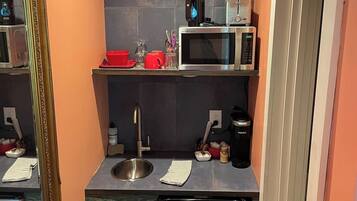 Macchina per tè/caffè, tostapane, tavolo da pranzo