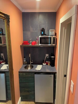 Coffee/tea maker, toaster, dining tables