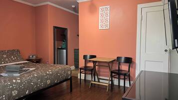 Una scrivania, ferro/asse da stiro, Wi-Fi gratuito, lenzuola