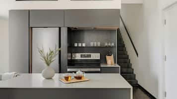 Full-sized fridge, microwave, oven, stovetop