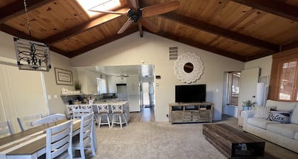 Lake House in the beautiful Oak Shores Community w/WiFi