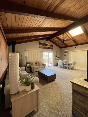 Lake House in the beautiful Oak Shores Community w/WiFi