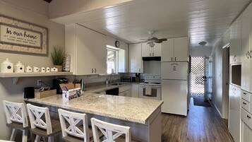 Een koelkast, een microgolfoven, een oven, een kookplaat