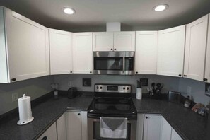 冷蔵庫、電子レンジ、オーブン、コンロ