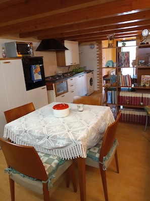 Frigorifero, microonde, forno, piano cottura