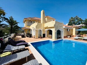 Een buitenzwembad en een verwarmd zwembad