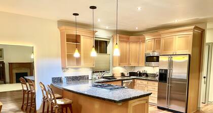 Stay comfy in a quiet cul-de-suc close to airport and downtown