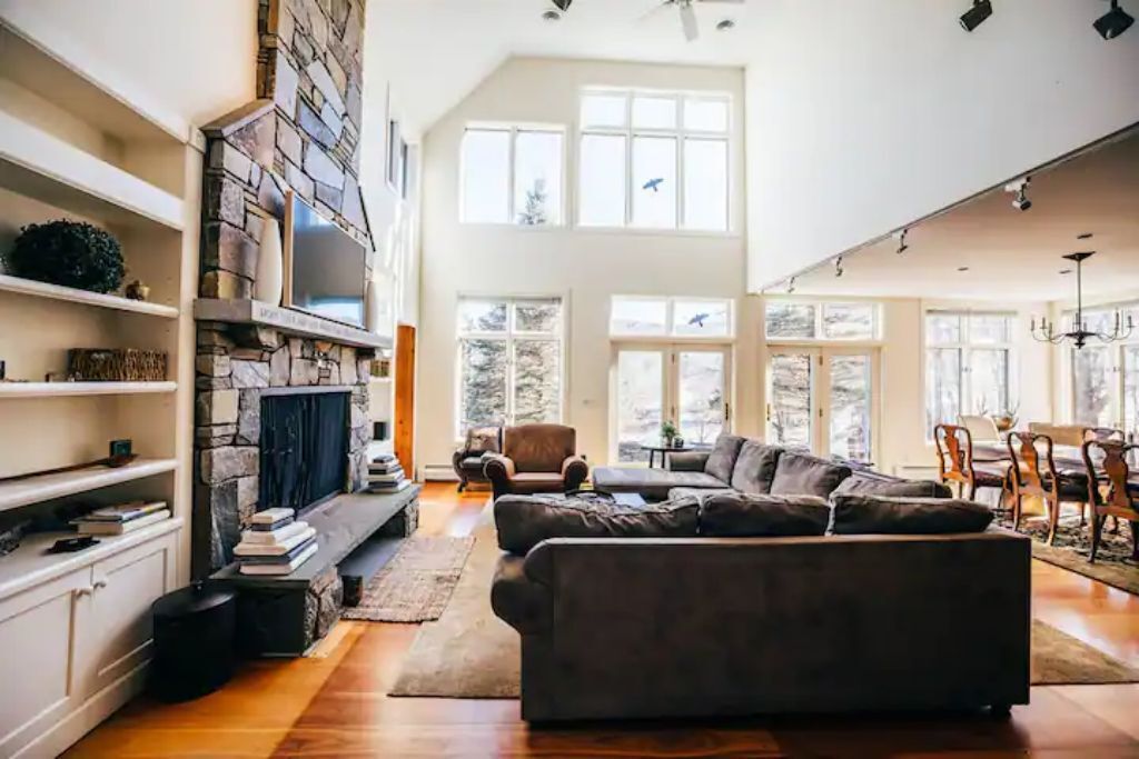 Smart TV, chimenea, videojuegos y libros 