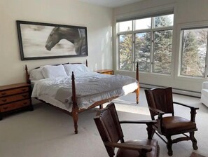 7 bedrooms, desk, iron/ironing board, travel cot