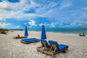 En la playa, camastros y toallas de playa 