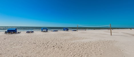 Plage, chaises longues, serviettes de plage