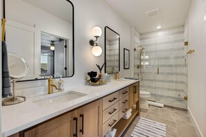 Combined shower/bathtub, hair dryer, towels, soap - 302 with a View! Luxury 2 bed 2 bath condo with amazing views of Sister Bay (Sister Bay)