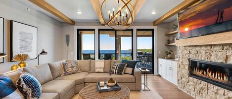 Smart TV, chimenea, libros