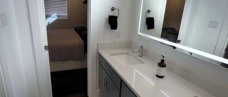 2 多间卧室、办公桌、熨斗/熨衣板、免费 WiFi