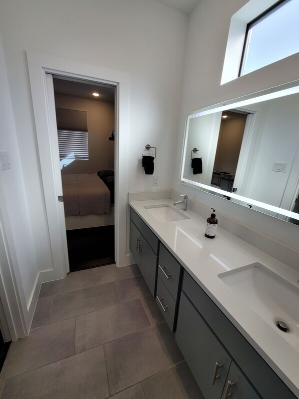 2 室のベッドルーム、デスク、アイロン / アイロン台、WiFi (無料)