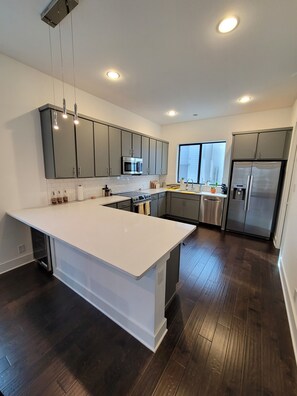 冷蔵庫、電子レンジ、オーブン、コンロ