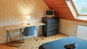 4 bedrooms, iron/ironing board, free WiFi, bed sheets