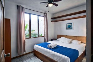 2 bedrooms, desk, WiFi, bed sheets - Two Bedroom House on main road. Middle of Town, Great Private Yard (Puntarenas Province)