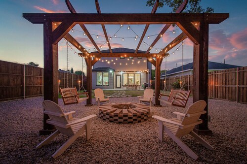 Modern Luxury - Amazing Backyard!! In Dallas - Near Everything!