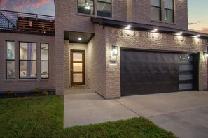 Exterior detail - Modern Luxury - Amazing Backyard!! In Dallas - Near Everything! (Dallas)