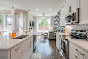 Private kitchen - Modern Luxury - Amazing Backyard!! In Dallas - Near Everything! (Dallas)