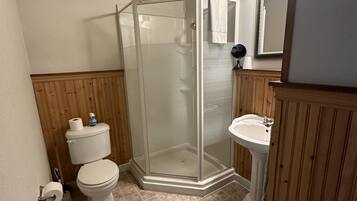 Traditional-Zimmer, 1 Doppelbett, Nichtraucher | Badezimmer | Dusche, Regendusche, Haartrockner, Handtücher