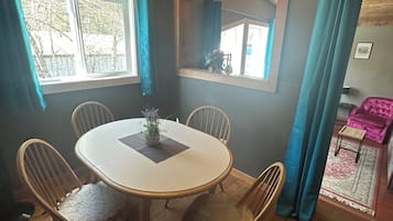 Comfort Twin Room, 2 Bedrooms, Non Smoking | In-room dining