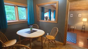 Comfort Twin Room, 2 Bedrooms, Non Smoking | In-room dining