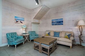 Televisie, een dvd-speler en een kantoor