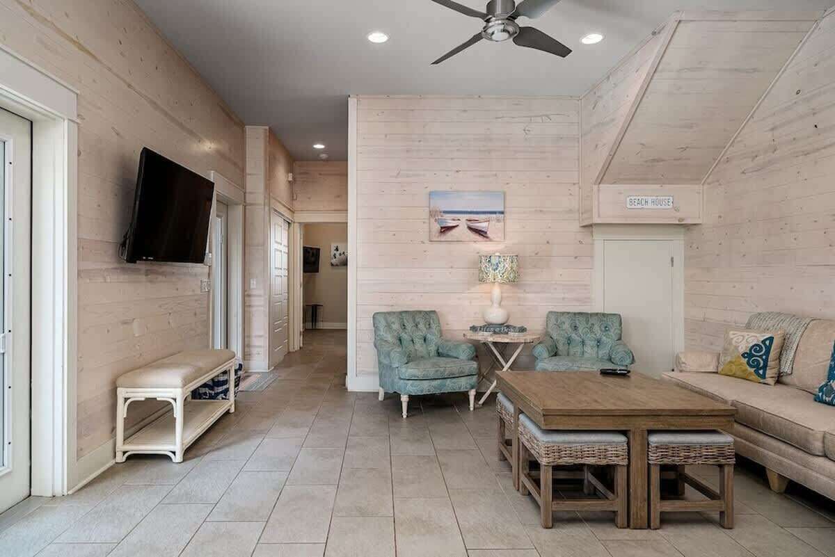 Televisión, reproductor de DVD y oficina 