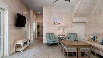 Televisión, reproductor de DVD y oficina