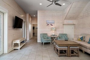 Televisie, een dvd-speler en een kantoor