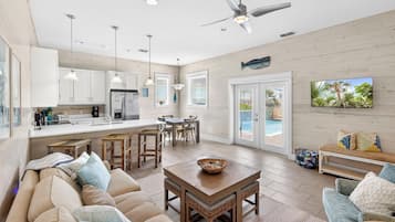 Fernseher, DVD-Player, Arbeitsbereiche