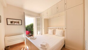 Room - 3 bedrooms appartment on the beach, with air conditioning + WIFI (PORT GRIMAUD)