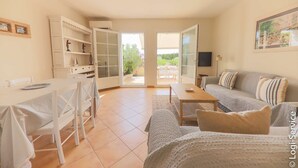 Living area - 3 bedrooms appartment on the beach, with air conditioning + WIFI (PORT GRIMAUD)