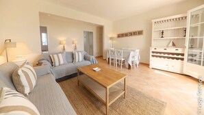 Living area - 3 bedrooms appartment on the beach, with air conditioning + WIFI (PORT GRIMAUD)