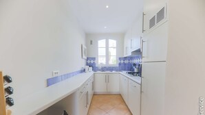 Private kitchen - 3 bedrooms appartment on the beach, with air conditioning + WIFI (PORT GRIMAUD)