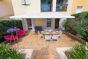 Outdoor dining - 3 bedrooms appartment on the beach, with air conditioning + WIFI (PORT GRIMAUD)