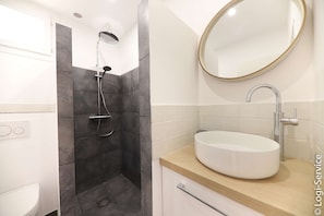 Bathroom - 3 bedrooms appartment on the beach, with air conditioning + WIFI (PORT GRIMAUD)