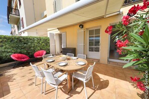 Outdoor dining - 3 bedrooms appartment on the beach, with air conditioning + WIFI (PORT GRIMAUD)