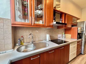 Kühlschrank, Mikrowelle, Ofen, Herdplatte