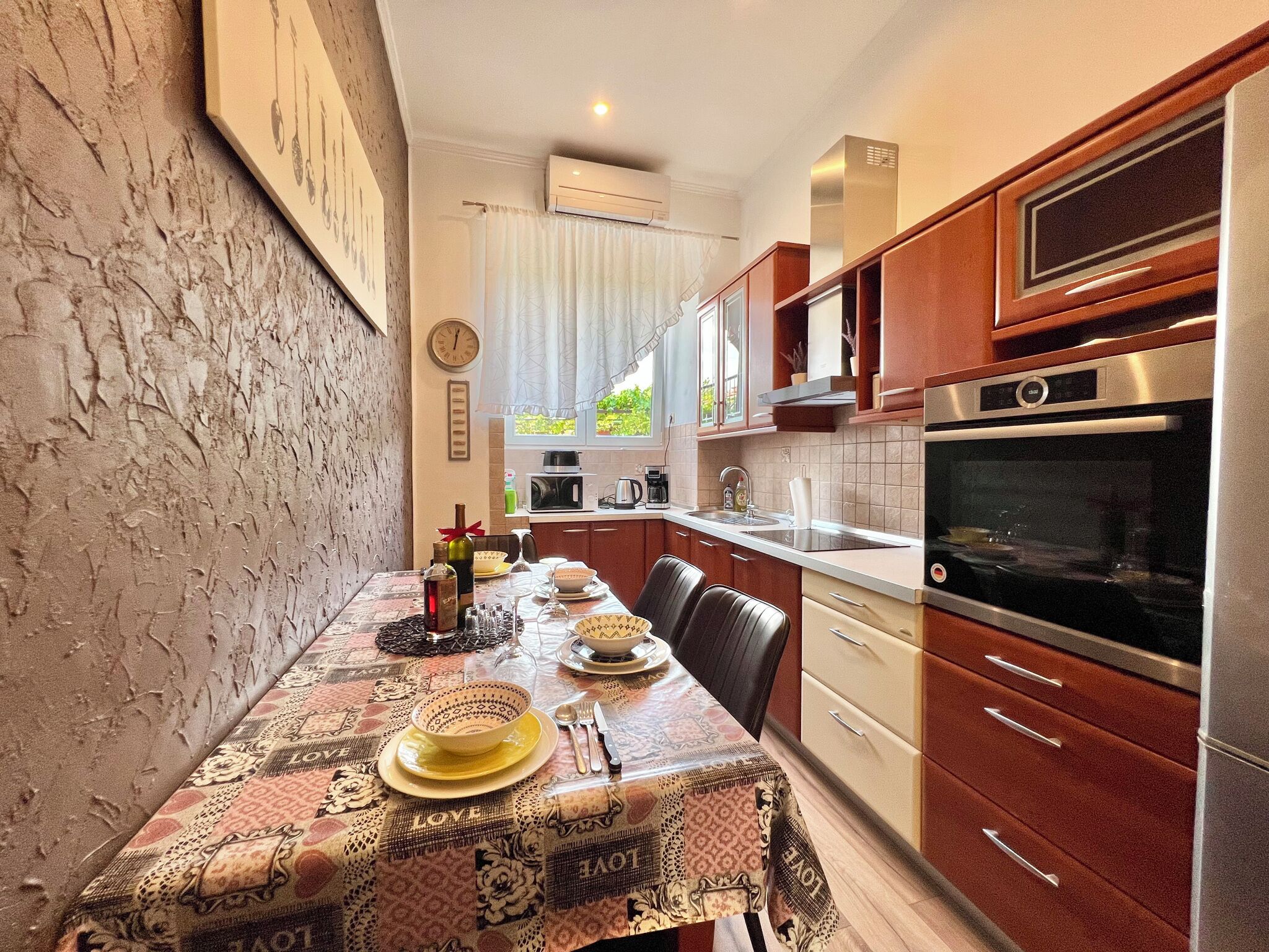 Een koelkast, een magnetron, een oven, een kookplaat