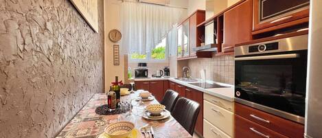 Een koelkast, een magnetron, een oven, een kookplaat